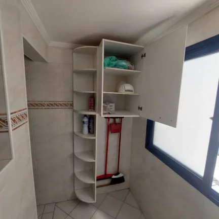 Imagem Este charmoso apartamento, totalmente mobiliado, oferece o equilíbrio perfeito entre conforto, praticidade e localização privilegiada. A poucos passos da praia – apenas 160 metros – conta com uma linda piscina. Agende sua visita e venha conhecer!