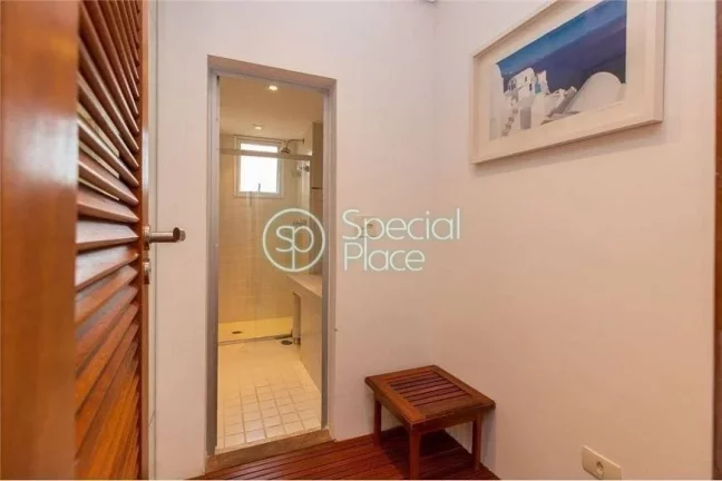 Imagem Apartamento impecável. São 26m² de área privativa, 4 dormitórios ( 3 suítes) e 5 vagas na gara...