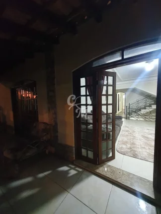 Imagem Sobrado com 4 Dormitórios e 4 vagas