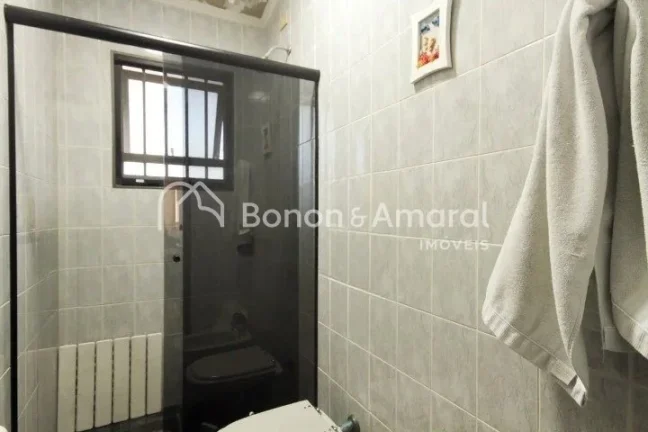 Imagem Imóvel amplo à venda com 4 quartos, sendo 3 suítes, e 5 banheiros no total. Este imóvel está be...