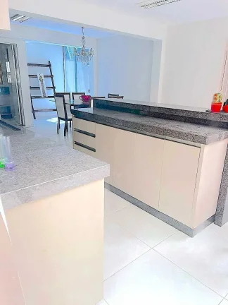 Casa com 2 dormitórios sendo 2 suítes e 3 vagas de garagem em Balneário Camboriú/SC