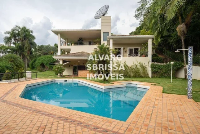 Imagem Casa magnífica com vista para longo pôr do Sol e para o campo de golfe do Condomínio Terras de São José em Itu SP Ladeada de verde e isolada. 6 dormit