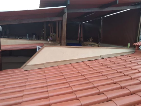 Imagem Enorme Sobrado de Esquina, Ótima localização, Região Central- Ferraz de Vasconcelos- São Paulo