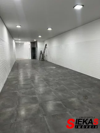 Imagem Salão Comercial de 296m² com 2 Banheiros na Penha de França, São Paulo-SP: Ideal para o seu Negócio!