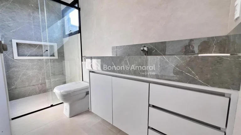 Imagem Apresentamos uma belíssima casa de luxo localizada no exclusivo Condomínio Portal do Jequitibá, e...