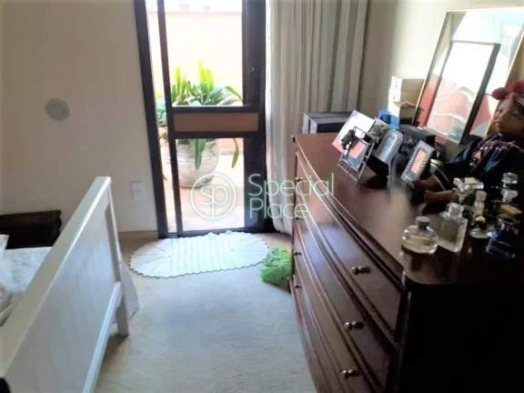 Imagem Apartamento Duplex Primeiro Piso - Amplo living com lareira e terraço, sala de jantar, sala de tv, ...