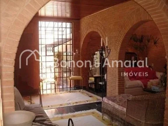 Imagem Casa com arquitetura diferenciada, com 3 quartos, living 4 ambientes, Home Theater com isolamento ac...