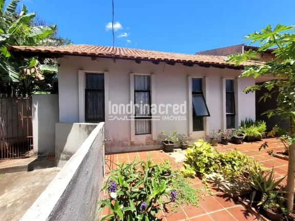 Imagem Casa espaçosa com 2 dormitórios, 2 banheiros e 2 vagas de garagem em terreno de 300m², com 126m² de construção — conforto e praticidade em um só lugar!