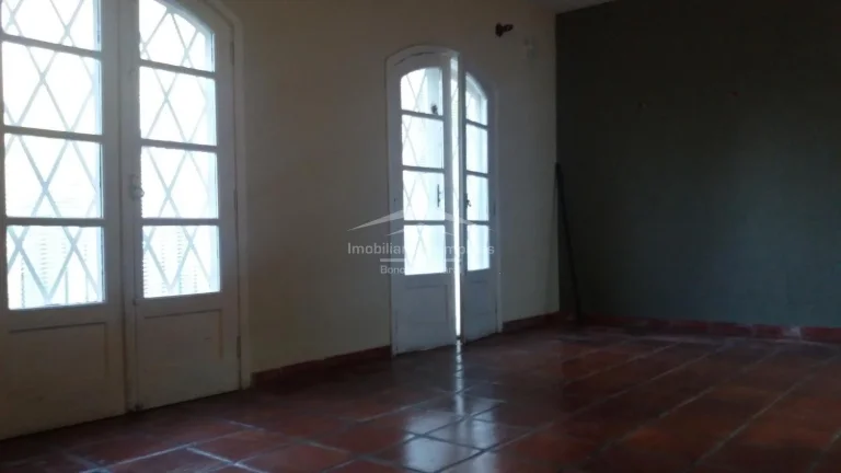 Imagem Casa bem localizada, ampla área construída. O imóvel contem 3 quartos, sendo 1 suíte, salas de e...