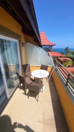 Imagem A 5ª Avenida Imóveis selecionou esse apartamento de 1/4 Sala Duplex no BAHIA LODGE, ancorado no melhor ponto do Rio Vermelho, debruçado sobre o mar: