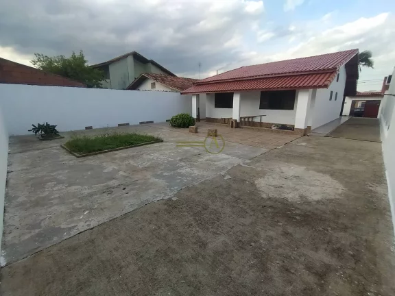 Imagem Casa térrea, 3 dorms, muito bem localizada à venda em Peruíbe