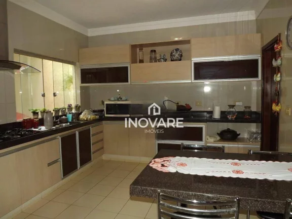 Imagem Casa com 5 dormitórios à venda, 357 m² por R$ 900.000,00 - Setor Santa Inês - Itumbiara/GO