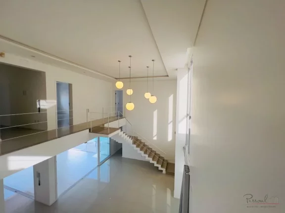 Imagem Apresentamos uma magnífica casa ampla e semi-nova localizada em Jurerê Internacional, um dos desti...