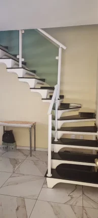 Imagem Sobrado à venda no Jardim Cambuci, região de Brás Cubas em Mogi das Cruzes, SP, com 4 dormitórios, sendo 1 suíte.
