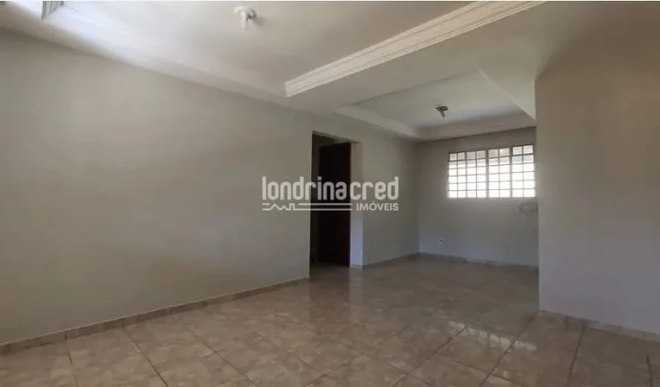 Imagem Linda casa no Jardim Lindóia com 112m², 2 quartos (1 suíte), sala em 2 ambientes, churrasqueira, garagem e ampla área gramada nos fundos