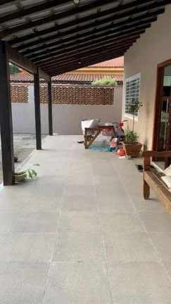 Imagem  CASA 2 QUARTOS C/ 91,35M² - SÃO PEDRO DA ALDEIA/RJ - 360 m² de área terreno, 91,35 m² de área construída LEILÃO ÚNICO 12/01/2026 - VALOR INICIAL DE VENDA: R$ 255.000,00 Composição Interna/Vaga: Dormitórios: 2, Banheiros: 1, Salas: 1, Copas: 1, Var