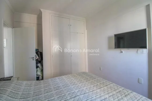 Imagem Imóvel amplo à venda no Cambuí, com 3 quartos e 2 banheiros. Apartamento reformado e muito bem lo...
