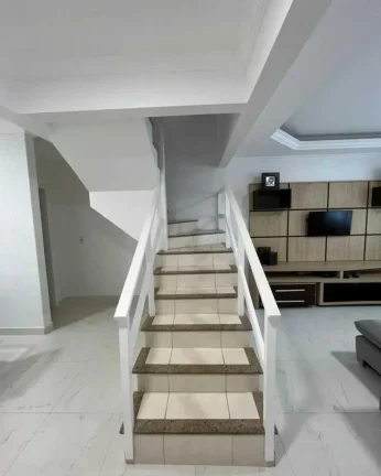 Imagem Sobrado com 3 dormitórios sendo 1 suíte e 1 vaga de garagem em Balneário Camboriú/SC