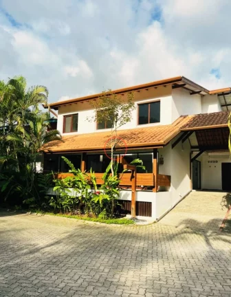CASA EM CAMBURIZINHO COM 3 SUITES +2 QUARTO SALA DE ESTAR ,SALA DE JANTAR VARANDA C/ AREA GOURMET, 3 VAGAS, 350 METROS DA PRAIA