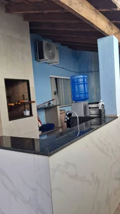 Imagem VENDE-SE ÓTIMA CASA COM 03 BANHEIROS SENDO 02 SUITES E EDICULA