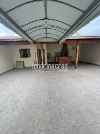 Imagem Casa à venda na Zona Leste de Londrina com 3 quartos, 2 banheiros, cozinha com armários, churrasqueira, quarto e banheiro nos fundos, em terreno de 250m²