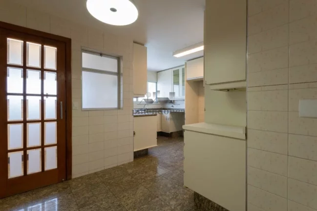 Imagem Belo apartamento com armários embutidos, arejado e iluminado. Amplo living para 02 ambientes, terra...