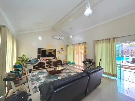 Imagem Ótima casa averbada localizada no bairro Floresta em Joinville, próximo a rua Farroupilha. Conta c...