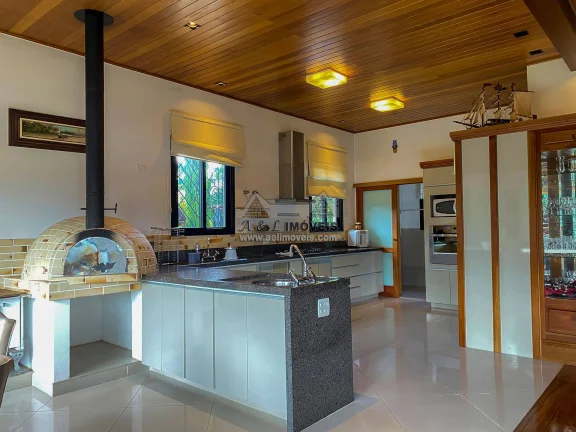 Imagem Casa à venda em Campos do Jordão – Com 5 suítes no Alto do Capivari