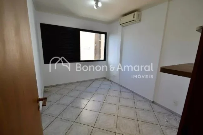 Imagem Aconchegante e espaçoso, este imóvel conta com 3 quartos, incluindo 1 suíte, e 3 banheiros no tot...