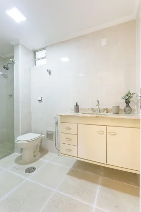 Imagem Apartamento 118M² Reformado, 2Q, 1 Suíte, 2 Banheiros, 2 Vagas, Lavabo, Piscina, Salão de Festas e Jogos, Quadra, Brinquedoteca, Playground, Banheira.