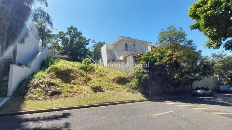 Imagem Este terreno, de 300 m², está localizado na parte mais baixa do condomínio e conta com uma topogr...