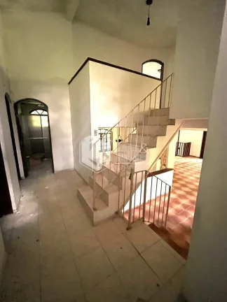 Imagem CASA À VENDA COM TERRENO DE 1500 M², POÇO ARTESIANO, 4 DORMS (2 SUITES), 3 SALAS, SENDO 1 COM LAREIRA, COZINHA COM ARMÁRIOS E DISPENSA, MAIRIPORÃ, SP.
