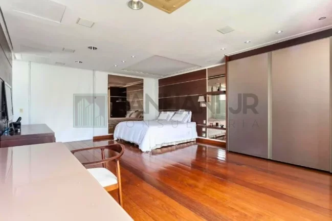 Imagem Cobertura no Jardins: 3 quartos, 1 suíte, 4 salas, 4 banheiros, 3 vagas - São Paulo-SP - 550m²!