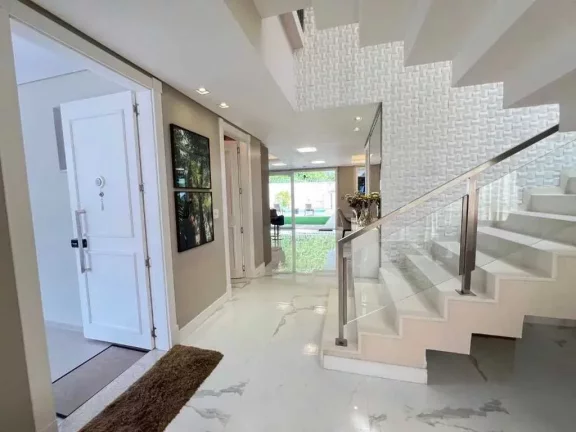 Imagem Casa de alto padrão em condomínio fechado com 5 suítes e 4 vagas de garagem em Itajaí
