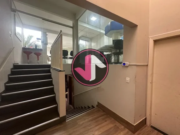Imagem São 5 salas: piso inferior: 2 salas amplas, cozinha, recepção, banheiro social + despensa + jardi...