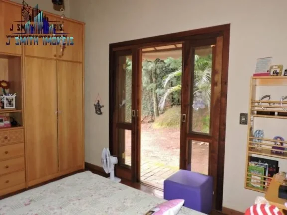 Imagem Casa na Granja Viana com muito espaço em rua tranquila
 Casa com pé direito alto, amplas varandas,...