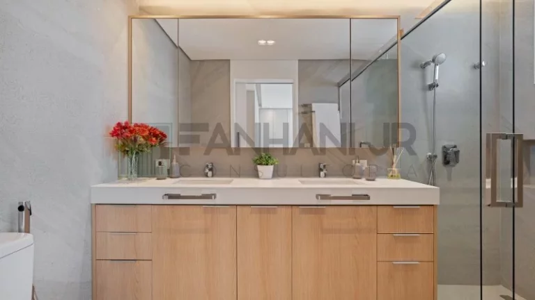Imagem Venha se encantar com este apartamento de 130m² totalmente reformado, localizado no coração da Vila Nova Conceição. Com 2 quartos, sendo 1 suíte, es