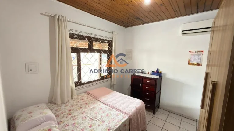 Imagem Casa com 3 dormitórios, Averbada, garagem para 2 carros e quintal gramado a 700m do mar, na Praia de Gravatá em Navegantes - Adriano Carpes imóveis vende