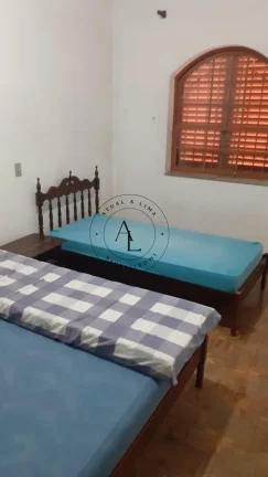 Imagem Ampla Casa com 3 Quartos, Edícula e Quintal Espaçoso: Conforto e Praticidade para Sua Família!
