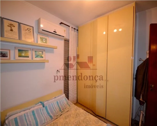 Imagem Apartamento muito bom, com armários no dormitório e cozinha, ar condicionado, sacada. Edifício co...