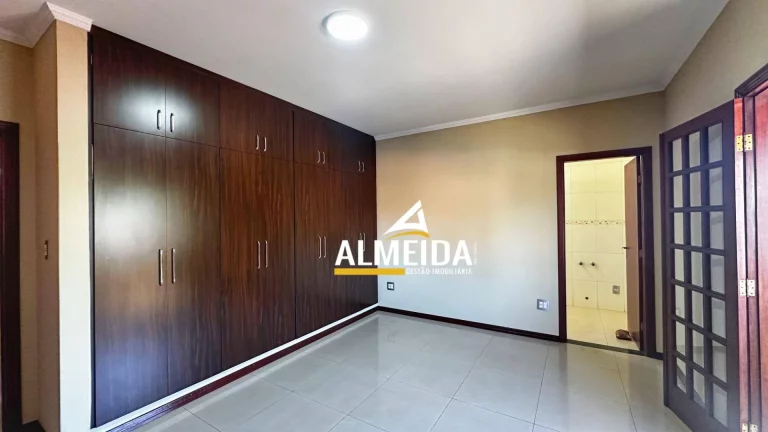 Imagem Casa com 3 dormitórios para alugar, 450 m² por R$ 3.825,00/mês - Vila Saibreiro - Rio Claro/SP