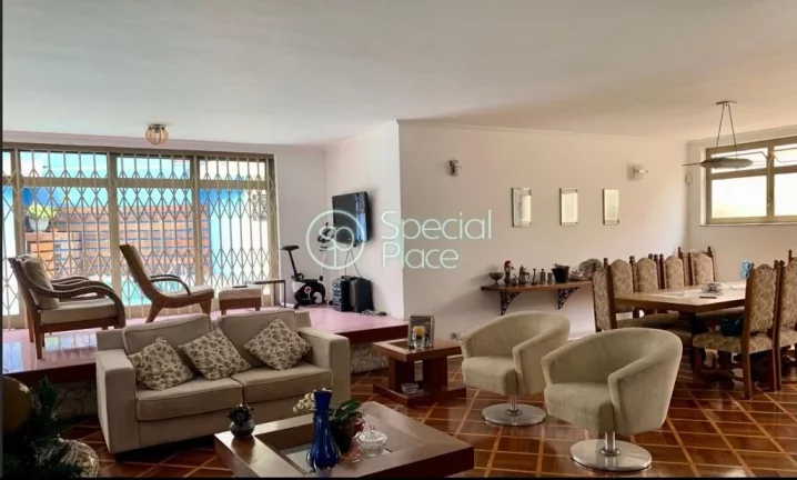 Imagem Excelente casa com 377m², face norte na melhor localização de Alto de Pinheiros. Amplo living com...