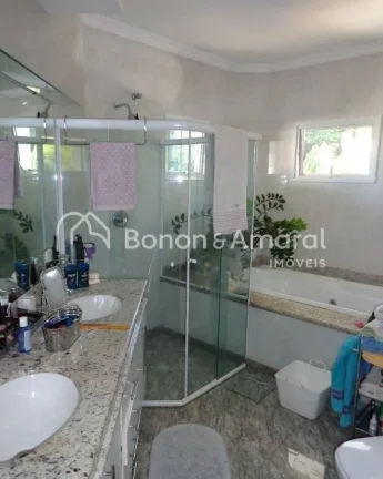 Imagem Lindo sobrado com 394 m² de área construída. A residência possui uma sala ampla para três ambie...