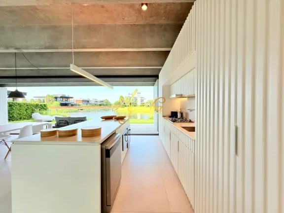 Imagem Casa contemporânea no condomínio Sense beira lago