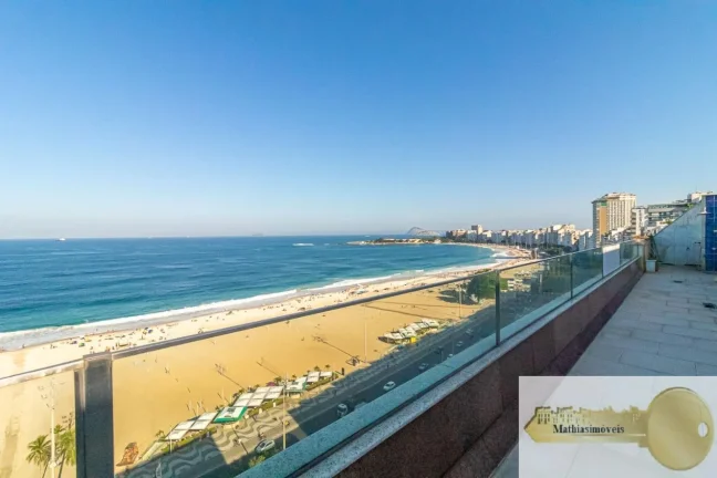 Imagem VENDA DIRETA - COBERTURA com 425m2 e vista panorâmica de 180º para a praia de Copacabana - Planta com 4 suítes, sendo 03 com closets - Aquecimento solar exclusivo e sistema de som embutido - CONDOMÍNIO R$ 5.860,00 - IPTU R$ 2.551,00