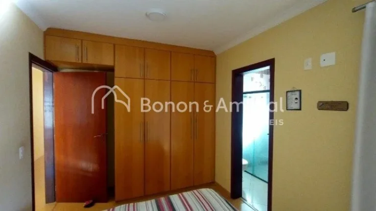 Imagem Aconchegante casa Ã  venda no condomÃ­nio EstÃ¢ncia ParaÃ­so. 

A residÃªncia possui Ã¡rea de 380 mÂ...