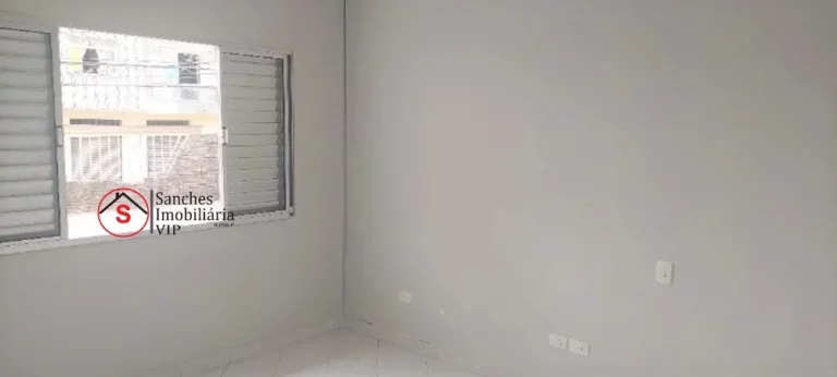 Imagem À venda, casa bem localizada com 1 dormitório, 2 vagas, ampla cozinha, sala e lavanderia, próximo a com?(C)rcios e transportes público