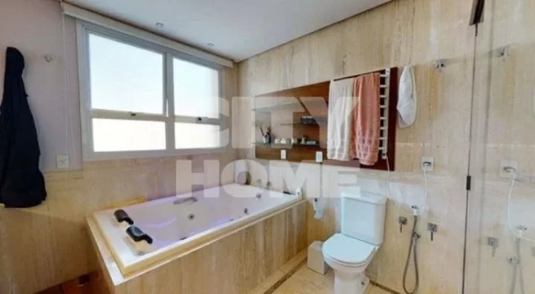 Imagem Excelente apartamento, com vista maravilhosa. Amplo living com lindo piso em madeira e varanda envid...