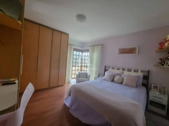 Imagem Casa de Alto Padrão 4 quartos sendo 1 suíte, 3 Banheiros, Salas espaçosas, 4 Vagas, Área Lazer com Churrasqueira, Campo Pq no Jardim Petrópolis, Ribeirão Pires-SP
