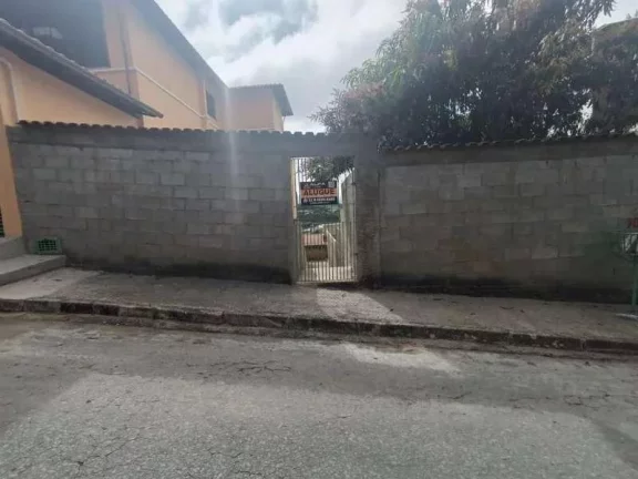 Imagem Casa Familiar com 3 Quartos, Suíte e Área de Convívio Ampliada.